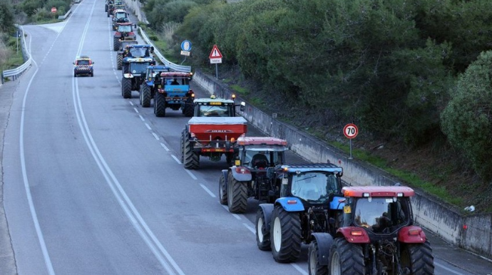 İtaliyada fermerlər iki saat mərkəzi magistral yolu bağladı