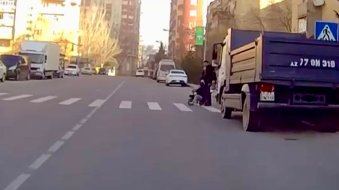 Keçidin qarşısını tutan yük maşını sürücü və piyadaları təhlükəyə atdı   - VİDEO