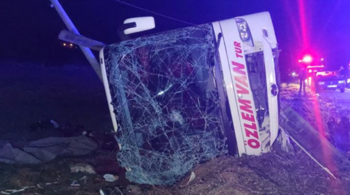 Sərnişin avtobusu qəzaya uğrayıb, onlarla insan xəsarət alıb