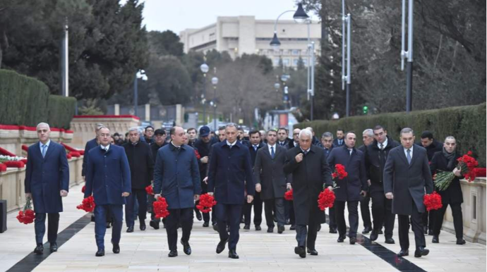 Rəqəmsal İnkişaf və Nəqliyyat Nazirliyinin kollektivi Şəhidlər xiyabanını ziyarət edib - FOTO 