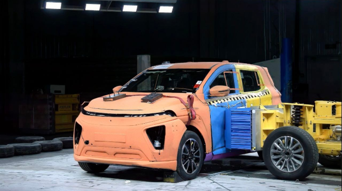 Ruslar ilk elektromobillərini kraş-test etdilər - VİDEO