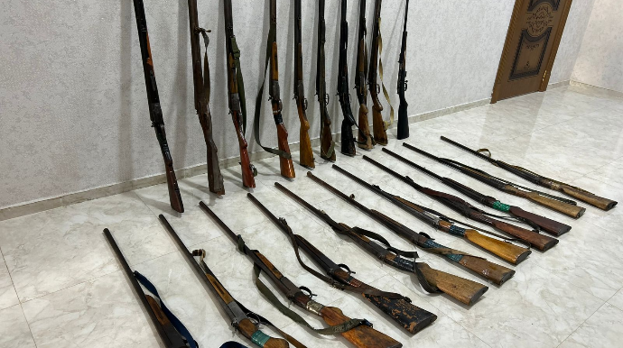 Qanunsuz saxlanılan silahlar polisə təhvil verildi   - FOTO