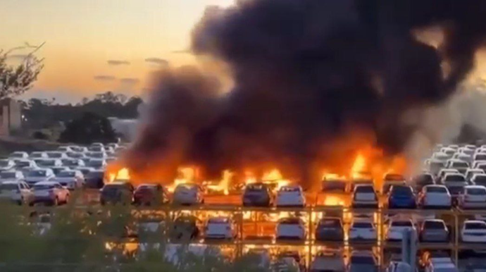 Fransada parkinqdə dayanmış onlarla maşın YANDIRILDI – VİDEO  