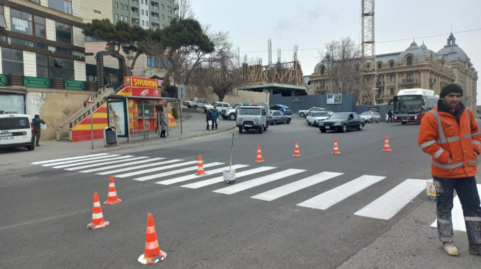 Səbaildə yol polisi təhlükəli keçidi rənglətdirdi  - FOTO