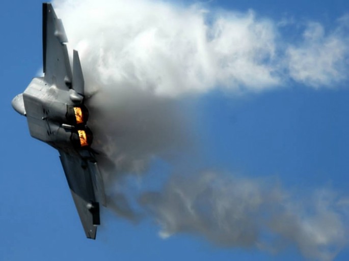 Hərbi təyyarə uçuş zolağından kənara çıxdı: pilot xəsarət alıb