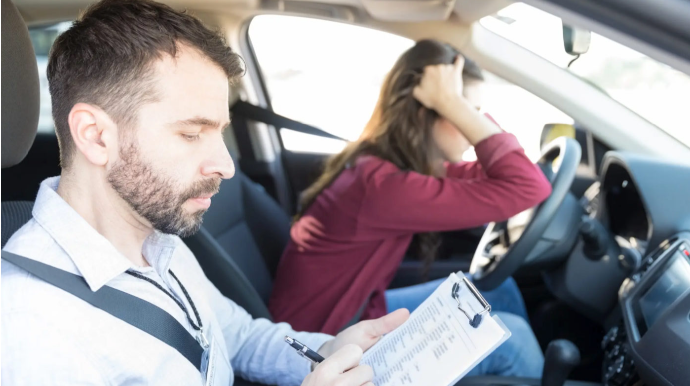 Sürücülük imtahanından kəsilən gənc atası ilə təlimçini döydü - VİDEO 