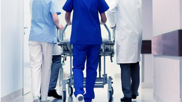 Abşeronda avtomobilin vurduğu piyadanın ayağı sınıb 