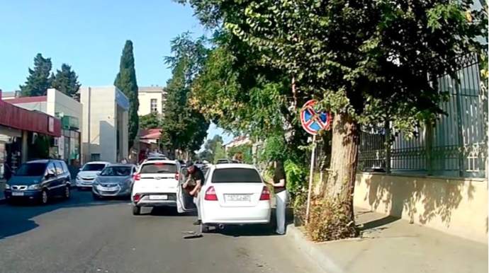 Güzgüyə baxmadan  maşının qapısını açan sürücü qəza törətdi  - ANBAAN VİDEO