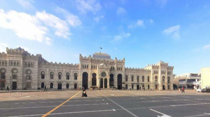 Sürücülərin NƏZƏRİNƏ: Bakıda yenidən qurulan parklanmada tariflər müəyyənləşdi - FOTO   