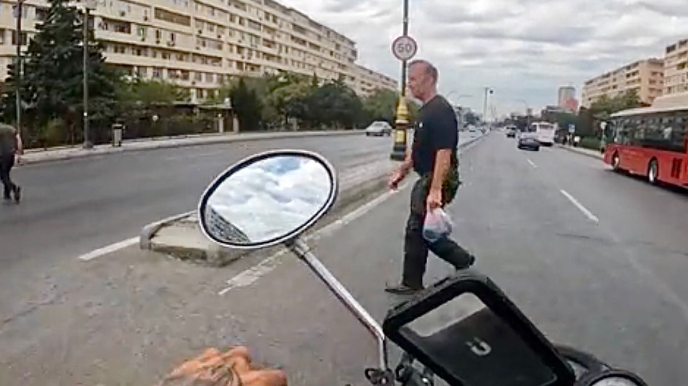 В Баку пешеход создал аварийную ситуацию – ВИДЕО 