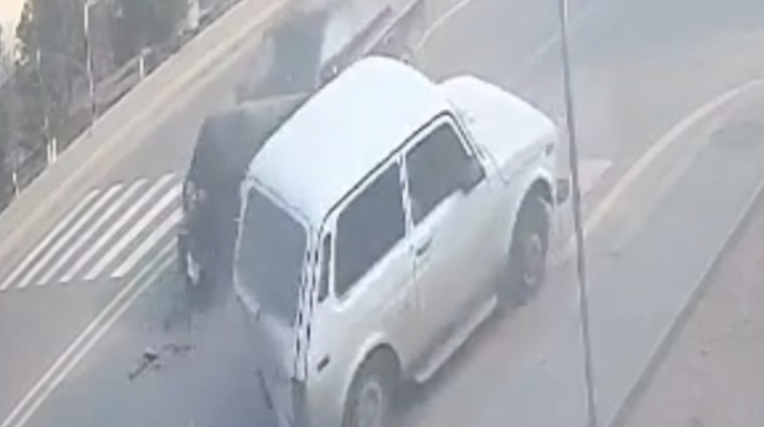 Pirallahıda qəza:  "Mercedes" "Niva"nı piyada keçidində vurdu   - VİDEO