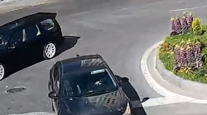 Bakıda dairəyə düzgün daxil olmayan sürücü qəzaya səbəb oldu - ANBAAN VİDEO 