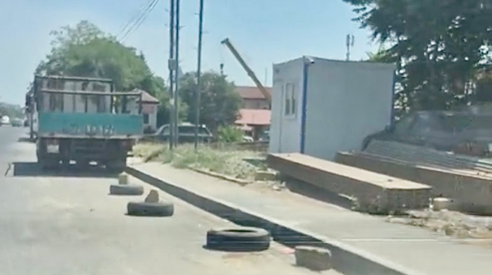 В Баку «присвоили» обочину дороги, помешав водителям припарковаться — ВИДЕО 