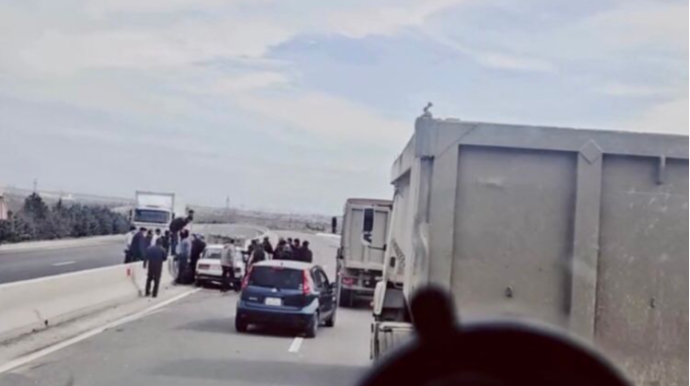 Yuxulu sürücü “VAZ”ı arakəsməyə çırpıb sıxılı vəziyyətdə qaldı   - VİDEO