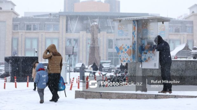 ФОТОРЕПОРТАЖ с заснеженных улиц Баку