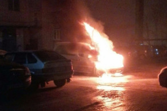 Lənkəranda minik maşını yanıb