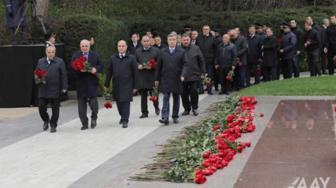 AAYDA-nin rəhbərliyi Ulu Öndərin məzarını ziyarət etdi - FOTO