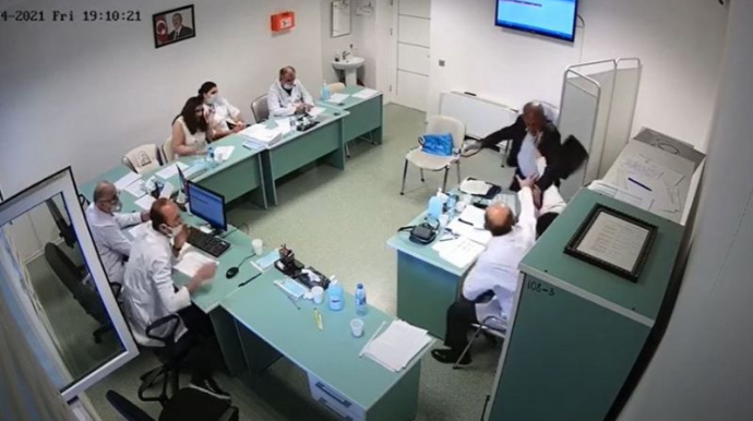 "Müharibə əlili" qadın həkimi döyüb  - VİDEO 