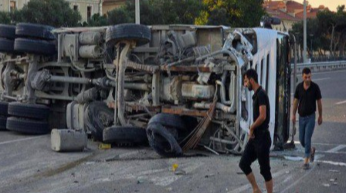 В Баку грузовик врезался в легковушку - ВИДЕО