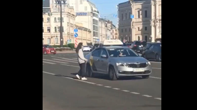 Küçədəki qızın hərəkəti şok yaratdı - VİDEO