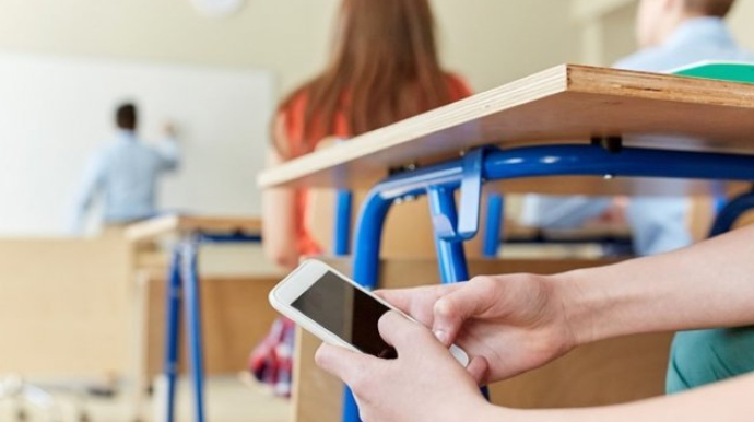 Məktəblərdə mobil telefondan istifadə qadağan edilsin? - VİDEO