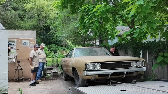 ABŞ-də köhnə anbarda 200 min dollarlıq avtomobil tapıldı - FOTO