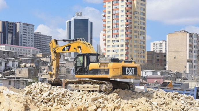 В Баку могут снести старые здания и построить парковки
