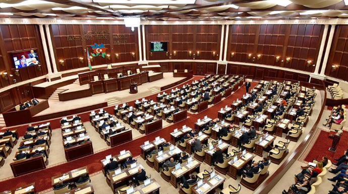 Milli Məclisin deputatları yenidən tətilə çıxdılar