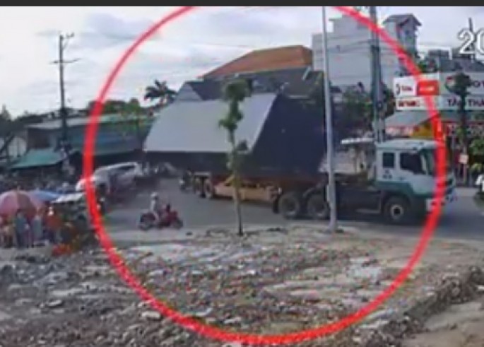 13 metrlik konteyner yola aşdı: motosikletli ölümdən qayıtdı - VİDEO