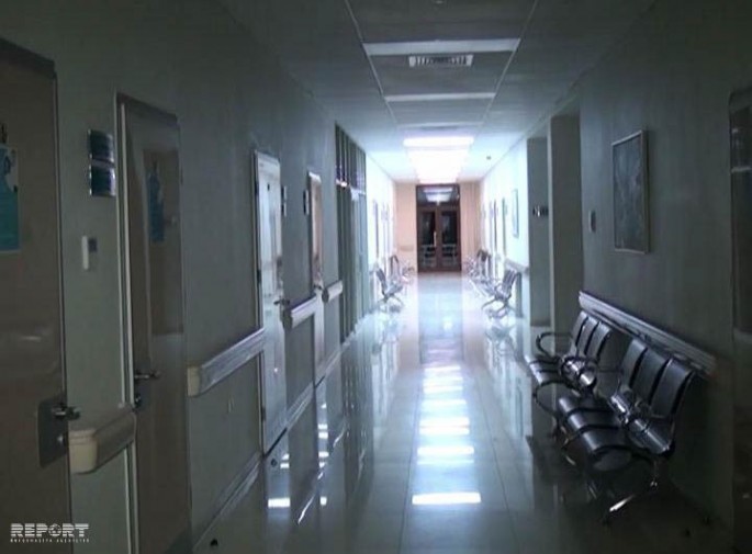 Gəncədə avtomobil maneəyə çırpıldı, xəsarət alan var