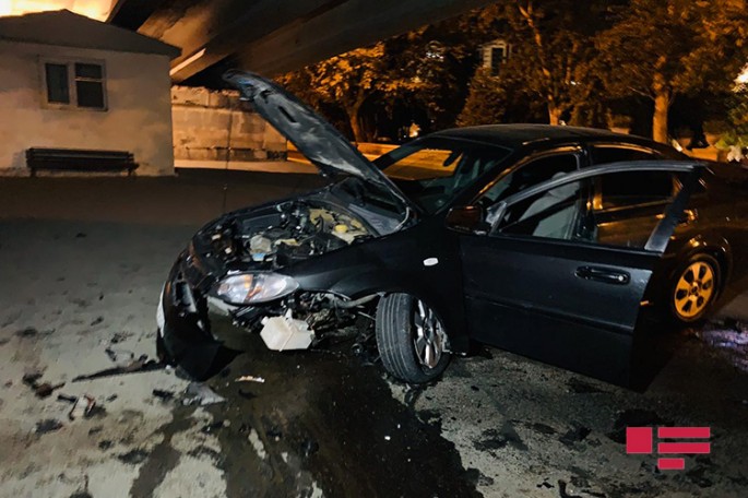 Bakıda minik avtomobili səkiyə çırpılıb - VİDEO