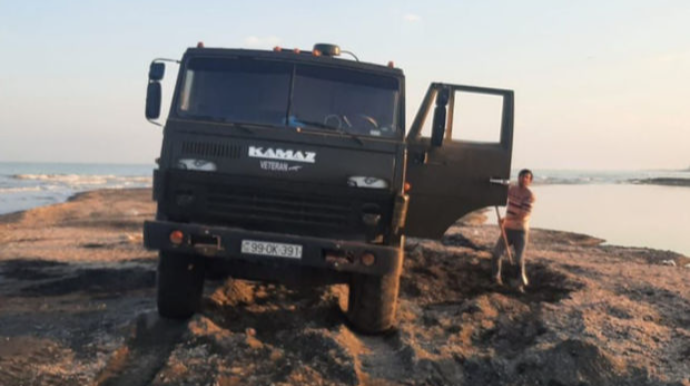 Xəzər sahilindən qum daşıyanlar cəzalandırıldılar