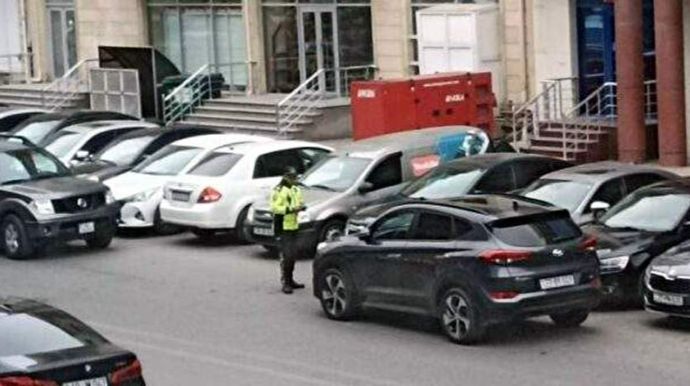 Cərimələr artsa da, səkilərdə avtomobil saxlayanlar azalmır – Ekspert səbəbləri AÇIQLADI 