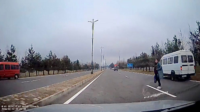 Avtobusdan düşən kimi yola qaçan qadın qəzanın bir addımlığından döndü   - VİDEO