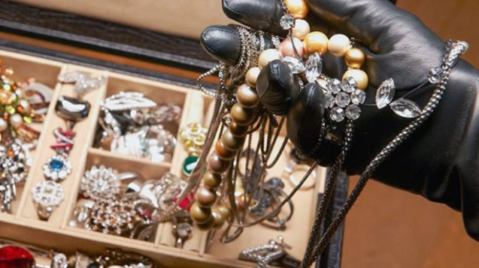 13-cü mərtəbədəki balkondan qonşu evinə girib 20 minlik qızıl oğurladı