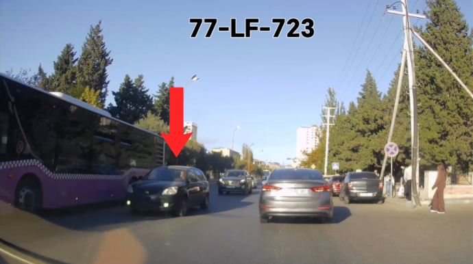 В Хырдалане водитель снял номерной знак автомобиля, чтобы уйти от ответственности — ВИДЕО 