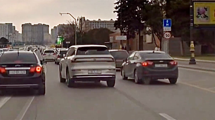 В Баку водитель нарушил правила и "вытолкнул" другой автомобиль на встречную полосу — ВИДЕО 