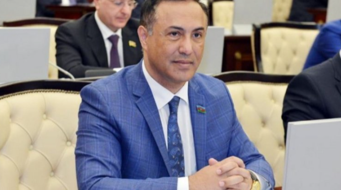 Elman Nəsirov: “Mənə baxıb dedilər ki, maşına benzini də əyilə-əyilə vurur” 