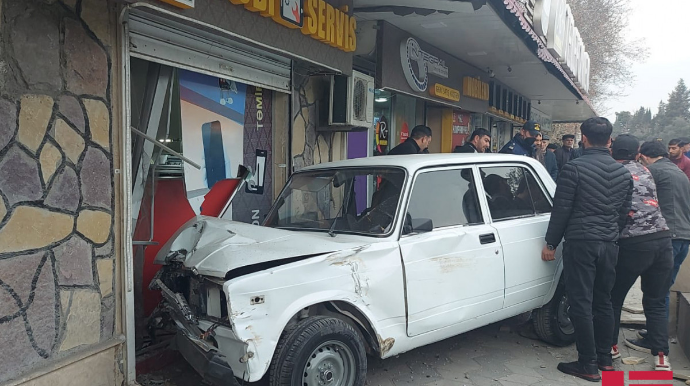 Göyçayda minik maşını 3 avtomobillə toqquşaraq mağazaya girib - HADİSƏ ANI - VİDEO