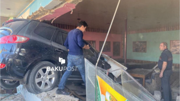 Bakıda avtomobil kafeyə girdi  - FOTO