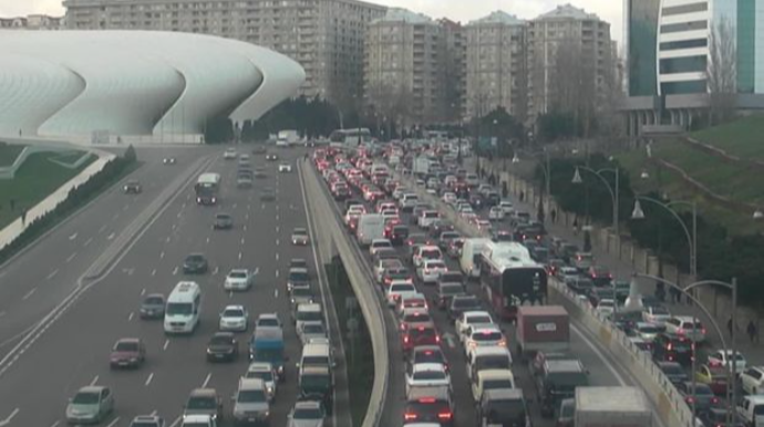 Paytaxtın əsas küçə və prospektlərində sıxlıq var - FOTO