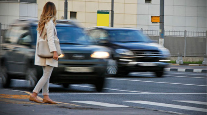 Yolu keçmək istəyən piyadanı maşın vurdu 