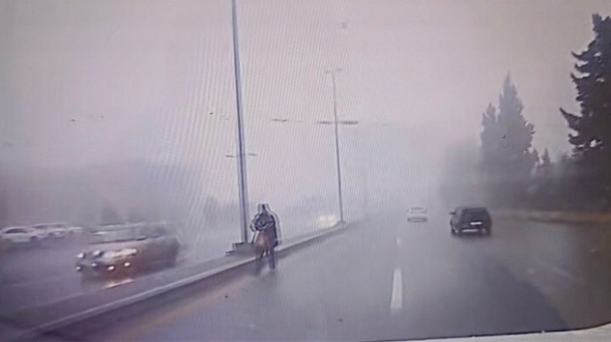 Sürücü dumanlı havada piyadaya xəbərdarlıq etdi: “Ağsaqqal, yoldan çıx”   - VİDEO