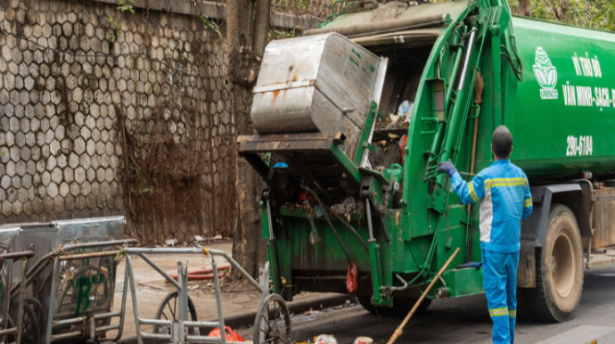 Zibil maşınının içərisindən diri qadın tapıldı - VİDEO 