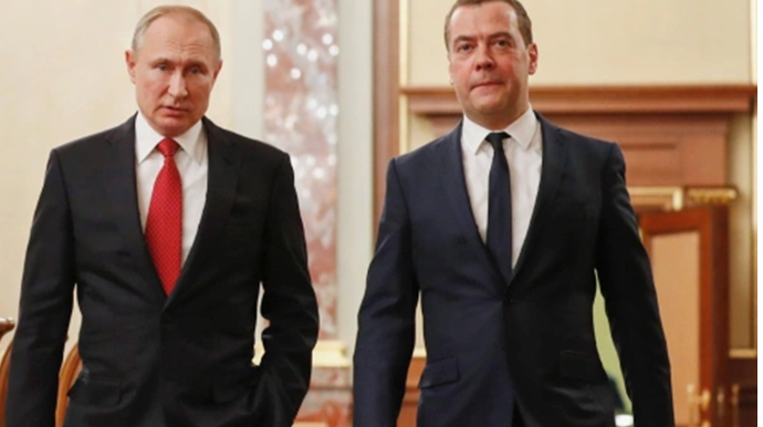 Putin Medvedevi təltif etdi