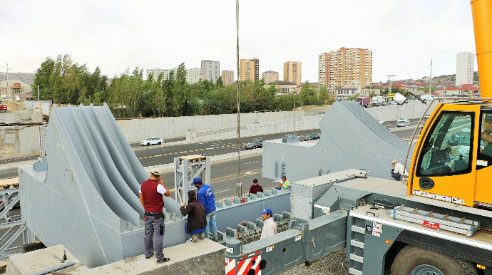 Sumqayıt yolunda yeni körpünün aşırım tirləri montaj edilir  - FOTO