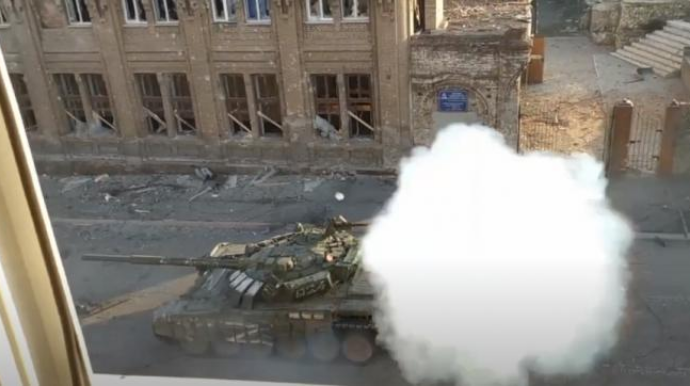 Mariupolda rus tankının vurulma anı - VİDEO 
