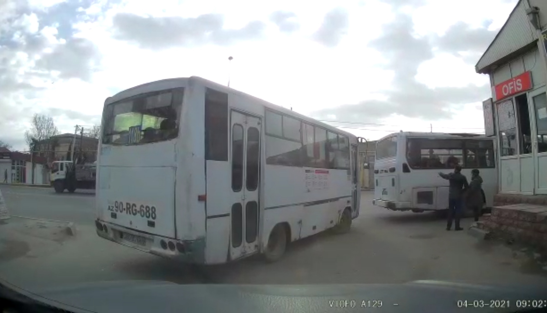 Bakıda avtobus sürücüsü yolu kəsib görün nə etdi - VİDEO