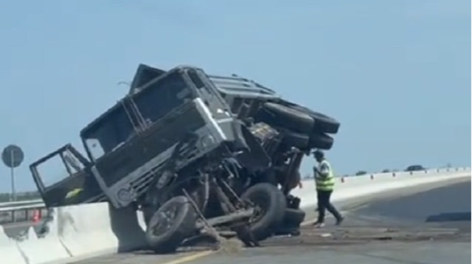 Cəlilabadda “KamAZ” qəza törətdi - VİDEO 