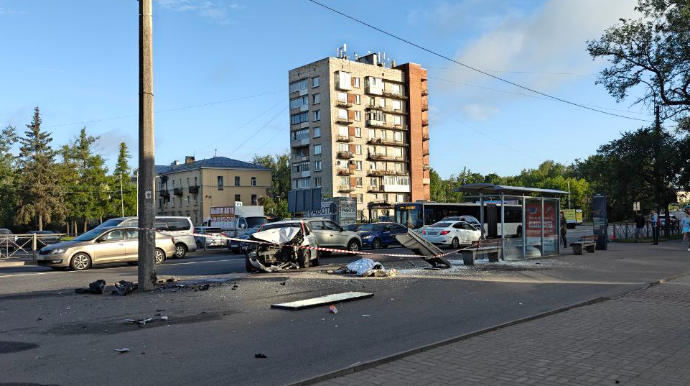 Əks zolağa keçib dayancaqda 2 nəfəri vurdu; 1 ölü, 1 yaralı - VİDEO 